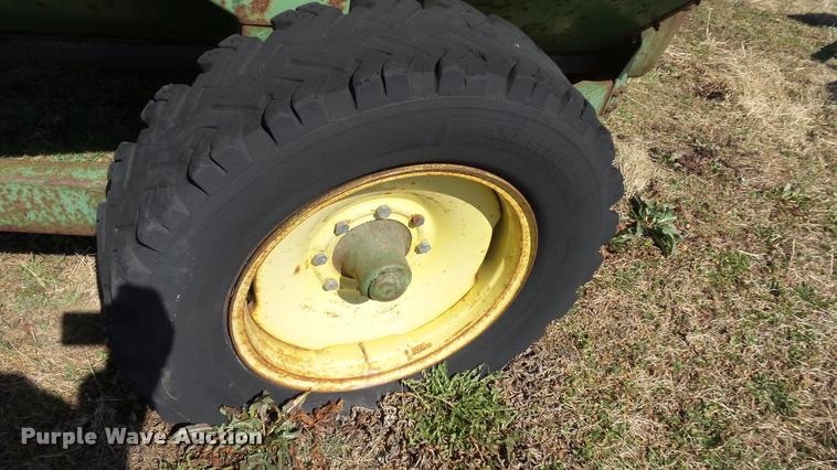 image for item DB0637 John Deere 68 feed wagon