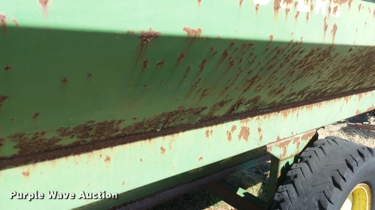 image for item DB0637 John Deere 68 feed wagon