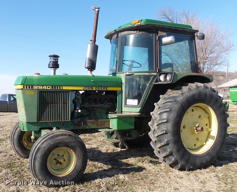 image for item DB0643 1982 John Deere 2940 tractor