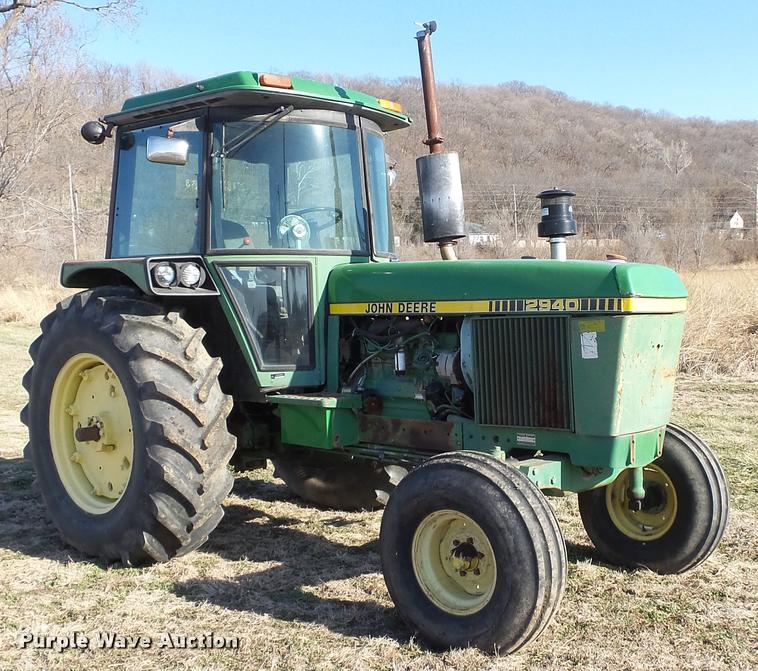 image for item DB0643 1982 John Deere 2940 tractor