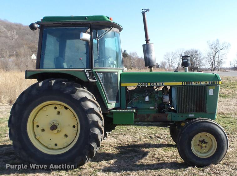 image for item DB0643 1982 John Deere 2940 tractor
