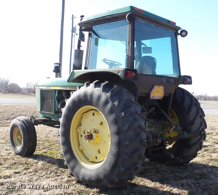 image for item DB0643 1982 John Deere 2940 tractor