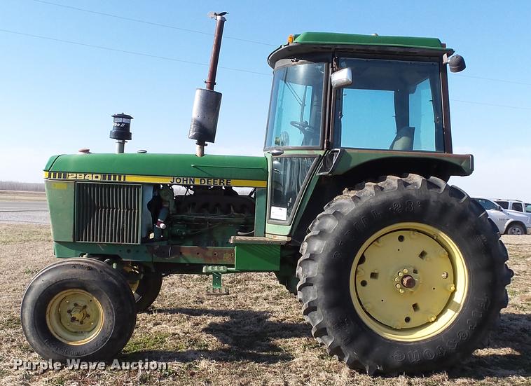 image for item DB0643 1982 John Deere 2940 tractor