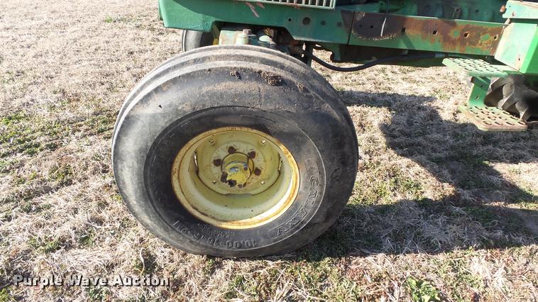 image for item DB0643 1982 John Deere 2940 tractor