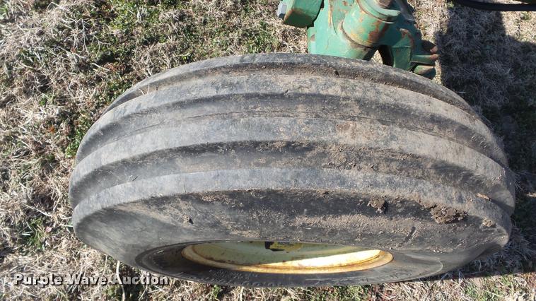 image for item DB0643 1982 John Deere 2940 tractor