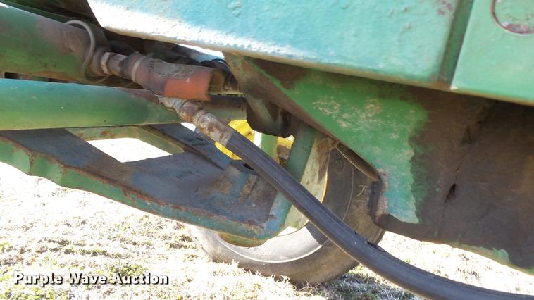 image for item DB0643 1982 John Deere 2940 tractor