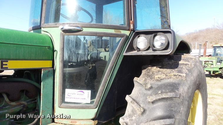 image for item DB0643 1982 John Deere 2940 tractor