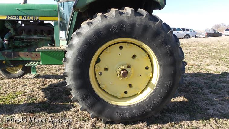 image for item DB0643 1982 John Deere 2940 tractor