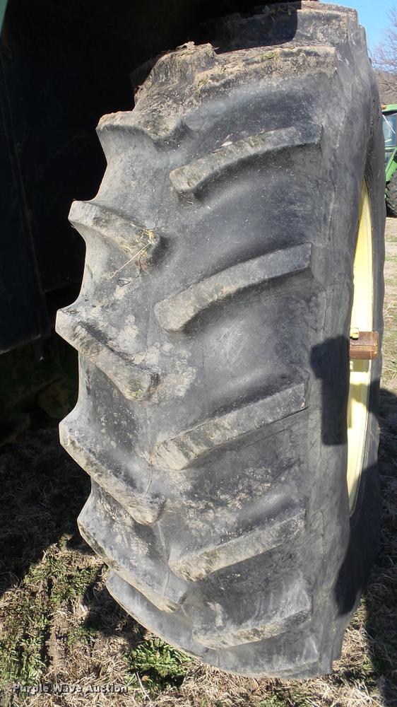 image for item DB0643 1982 John Deere 2940 tractor