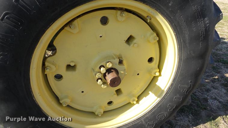 image for item DB0643 1982 John Deere 2940 tractor