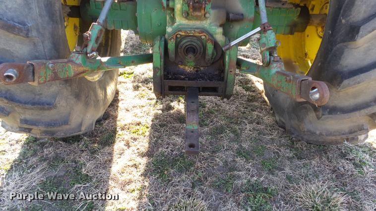 image for item DB0643 1982 John Deere 2940 tractor