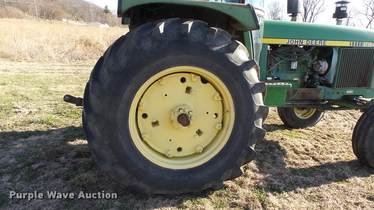 image for item DB0643 1982 John Deere 2940 tractor