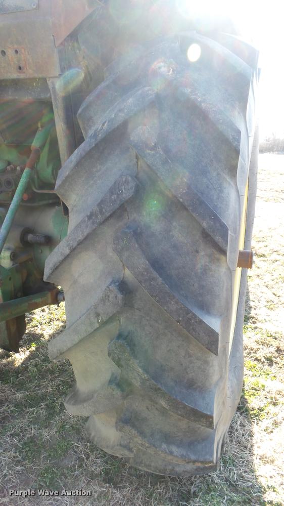 image for item DB0643 1982 John Deere 2940 tractor