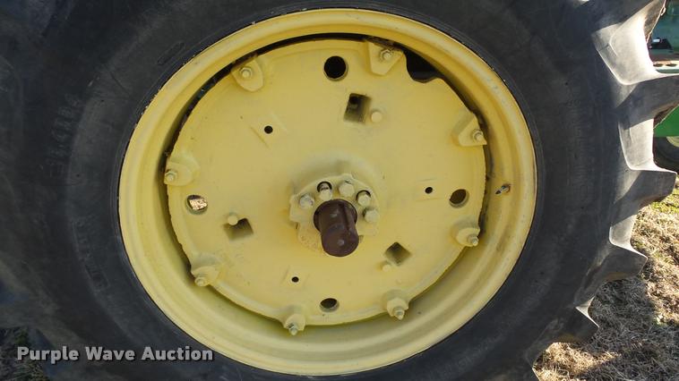 image for item DB0643 1982 John Deere 2940 tractor