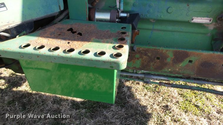 image for item DB0643 1982 John Deere 2940 tractor