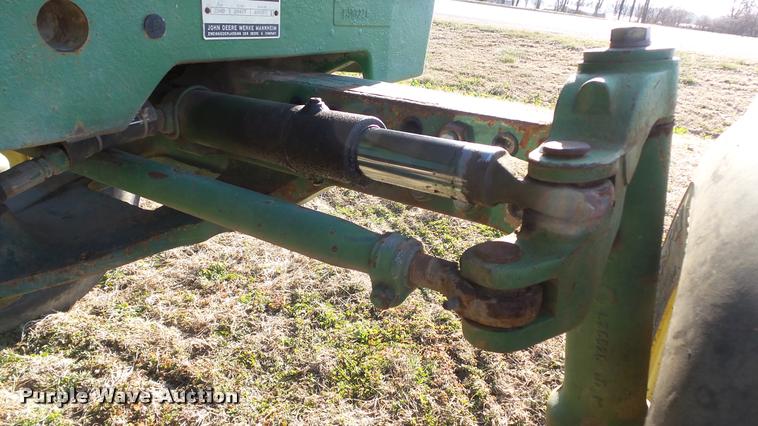 image for item DB0643 1982 John Deere 2940 tractor