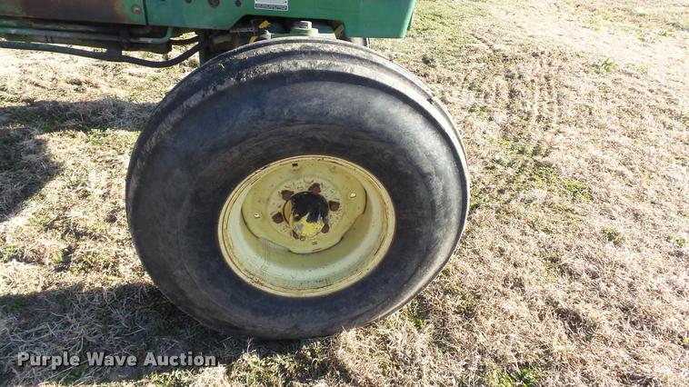 image for item DB0643 1982 John Deere 2940 tractor