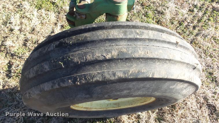 image for item DB0643 1982 John Deere 2940 tractor