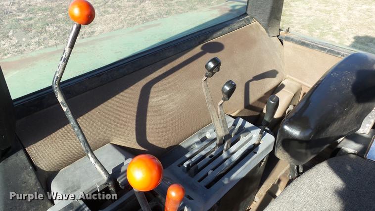 image for item DB0643 1982 John Deere 2940 tractor