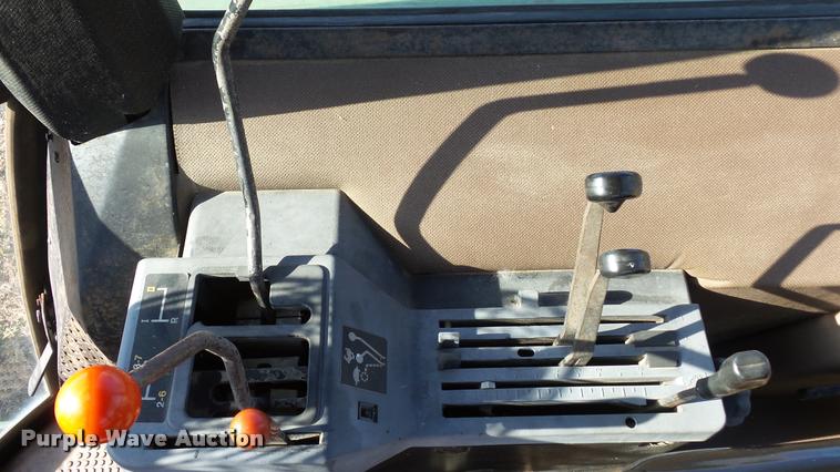 image for item DB0643 1982 John Deere 2940 tractor