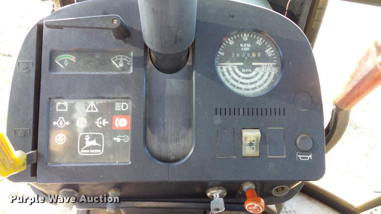 image for item DB0643 1982 John Deere 2940 tractor