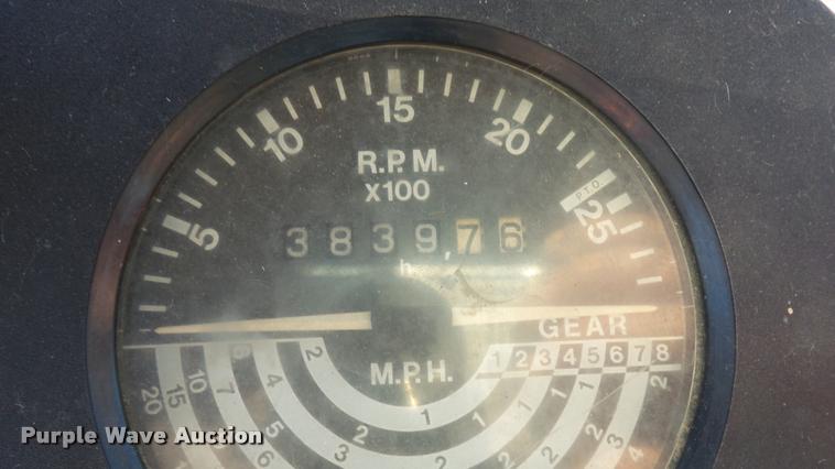 image for item DB0643 1982 John Deere 2940 tractor