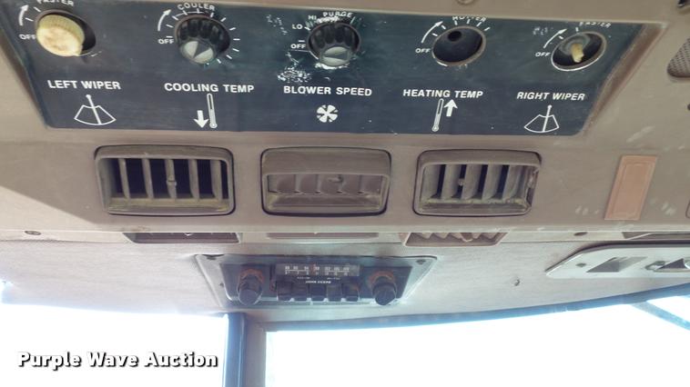 image for item DB0643 1982 John Deere 2940 tractor