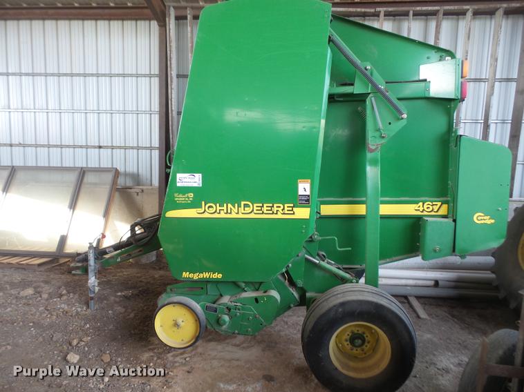 image for item DB0678 2003 John Deere 467 round baler