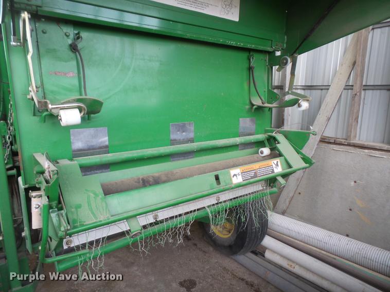 image for item DB0678 2003 John Deere 467 round baler