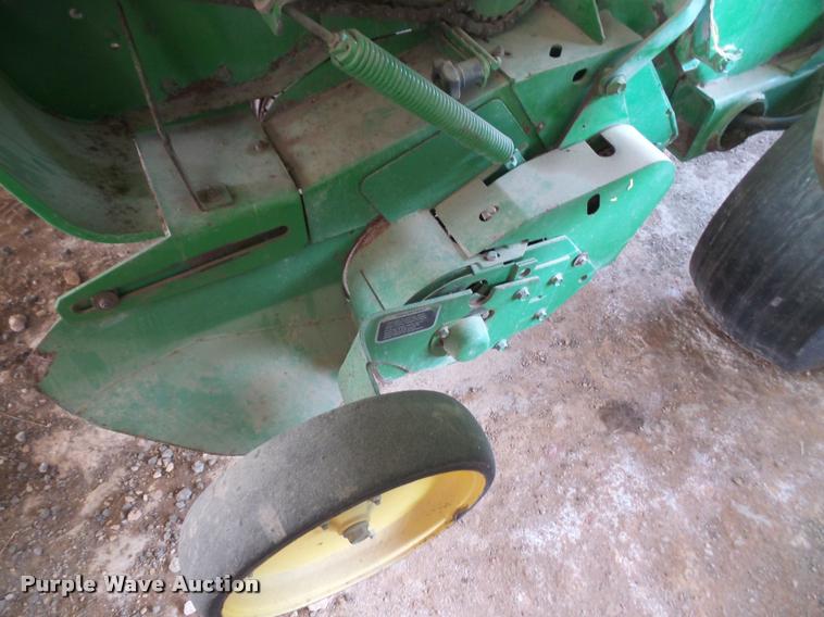 image for item DB0678 2003 John Deere 467 round baler
