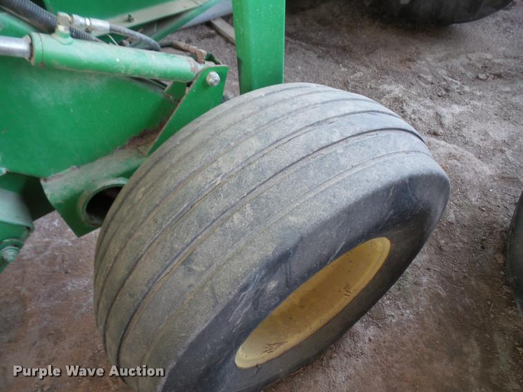image for item DB0678 2003 John Deere 467 round baler