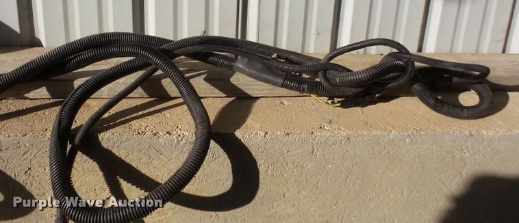 image for item DB0678 2003 John Deere 467 round baler