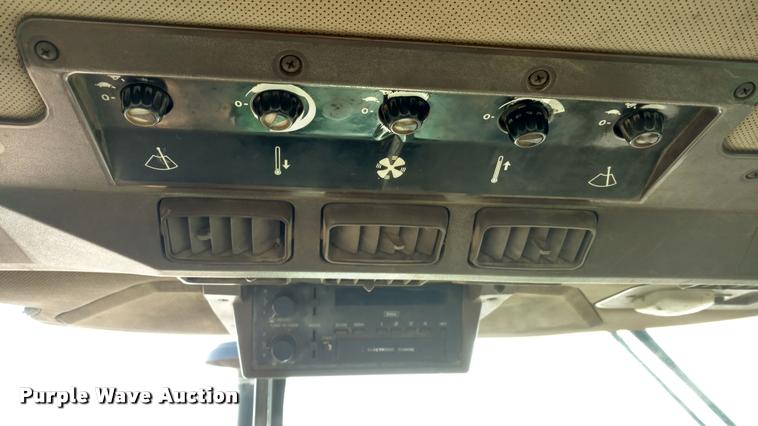 image for item DB0858 1989 John Deere 4955 MFWD tractor