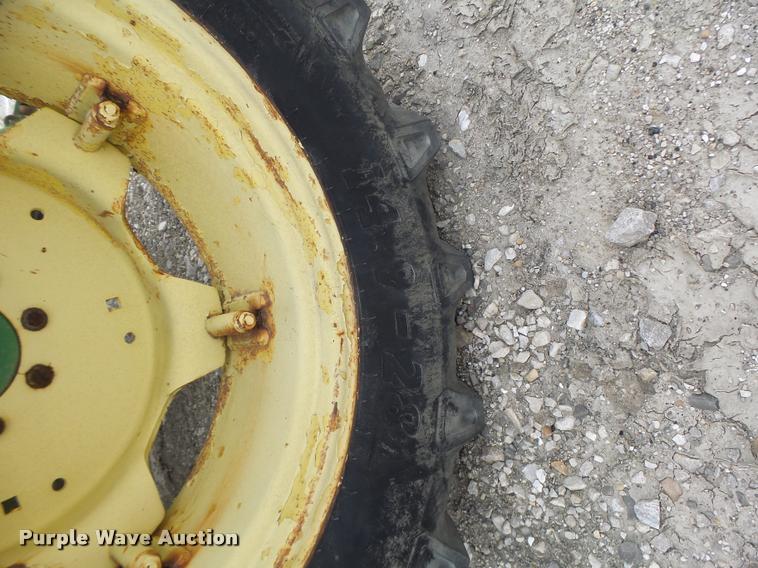 image for item DB1277 John Deere 830 tractor