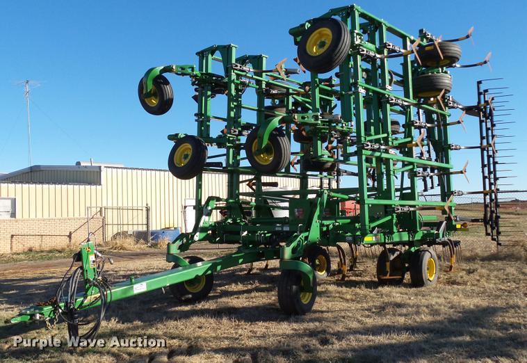 image for item DB4674 2015 John Deere 2410 chisel plow