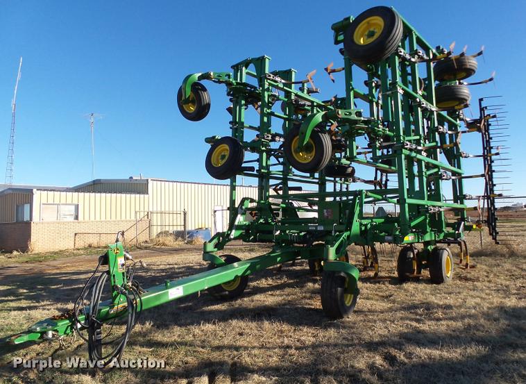 image for item DB4674 2015 John Deere 2410 chisel plow