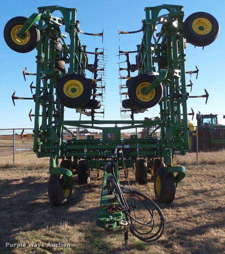 image for item DB4674 2015 John Deere 2410 chisel plow