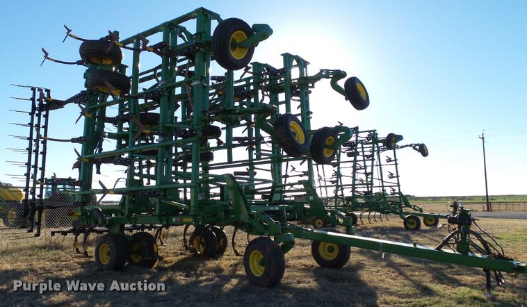 image for item DB4674 2015 John Deere 2410 chisel plow