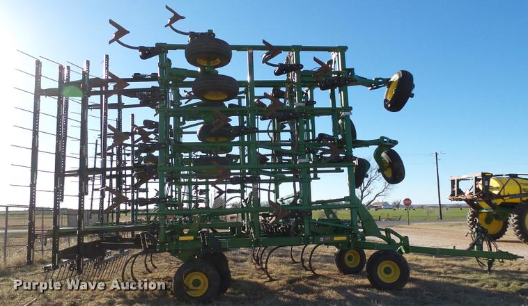 image for item DB4674 2015 John Deere 2410 chisel plow