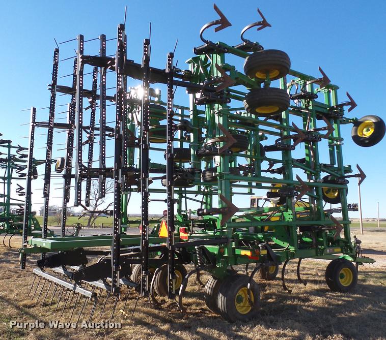 image for item DB4674 2015 John Deere 2410 chisel plow