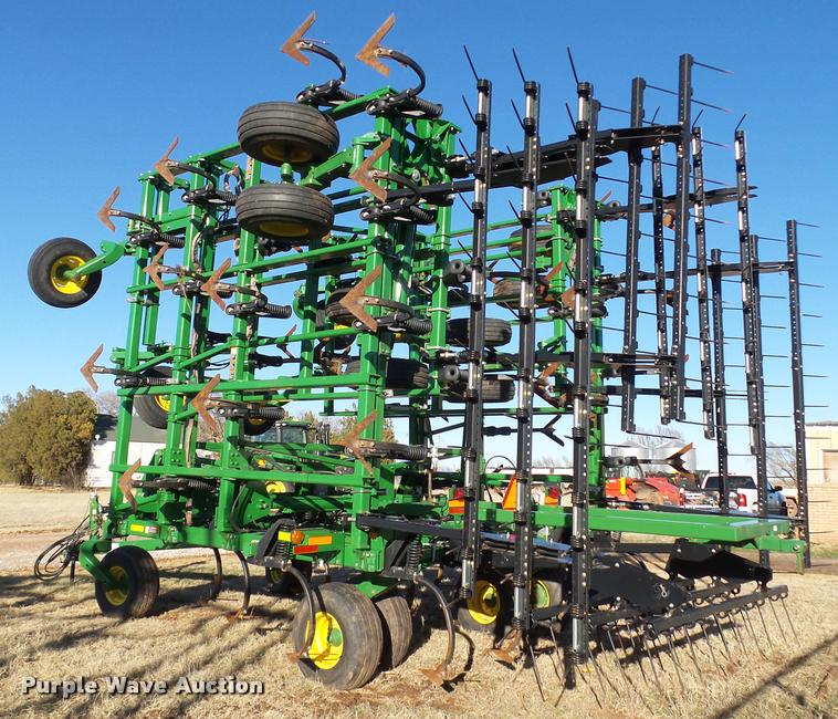 image for item DB4674 2015 John Deere 2410 chisel plow