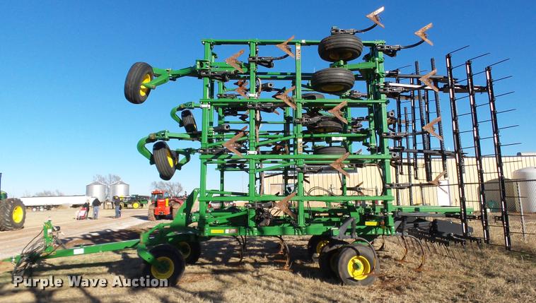 image for item DB4674 2015 John Deere 2410 chisel plow