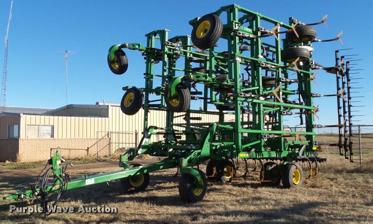 image for item DB4674 2015 John Deere 2410 chisel plow