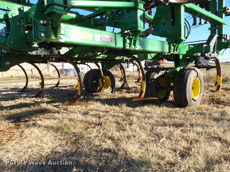 image for item DB4674 2015 John Deere 2410 chisel plow