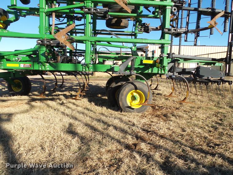 image for item DB4674 2015 John Deere 2410 chisel plow