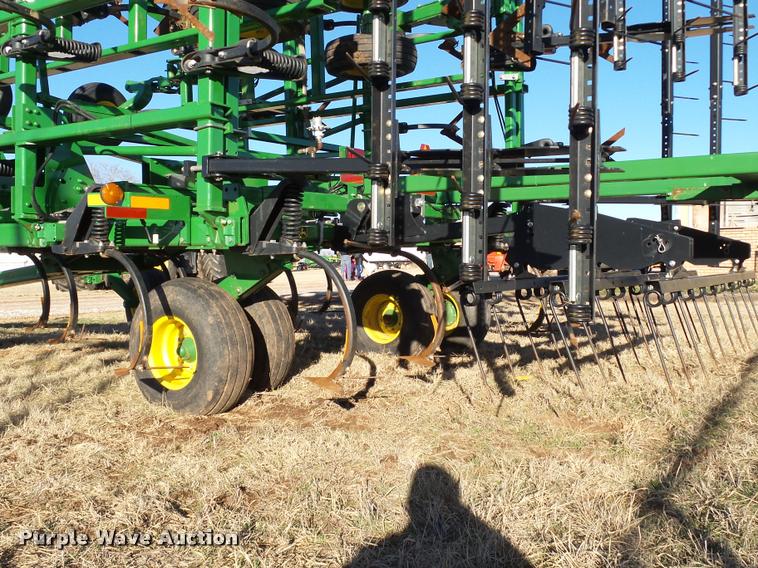 image for item DB4674 2015 John Deere 2410 chisel plow