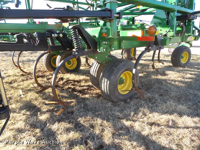 image for item DB4674 2015 John Deere 2410 chisel plow