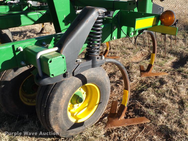 image for item DB4674 2015 John Deere 2410 chisel plow