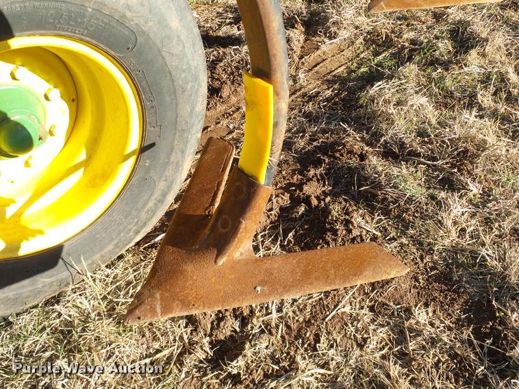 image for item DB4674 2015 John Deere 2410 chisel plow