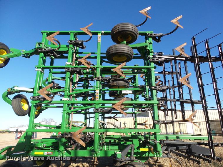 image for item DB4674 2015 John Deere 2410 chisel plow